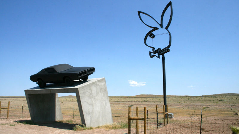 Illustration for article titled Hay una tienda de Prada al
lado de una carretera de Texas que nunca abre y solo tiene zapatos de talla 37
